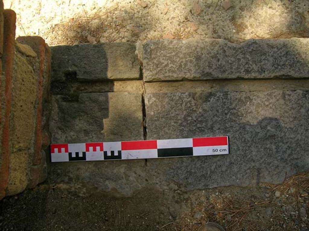 V.34, Herculaneum. May 2006. Detail of threshold at east end. Photo courtesy of Nicolas Monteix.